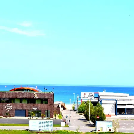 Summerland Vibe * Mamaia