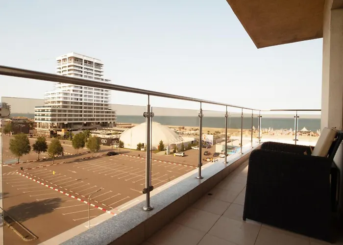 Summerland Vibe * Mamaia